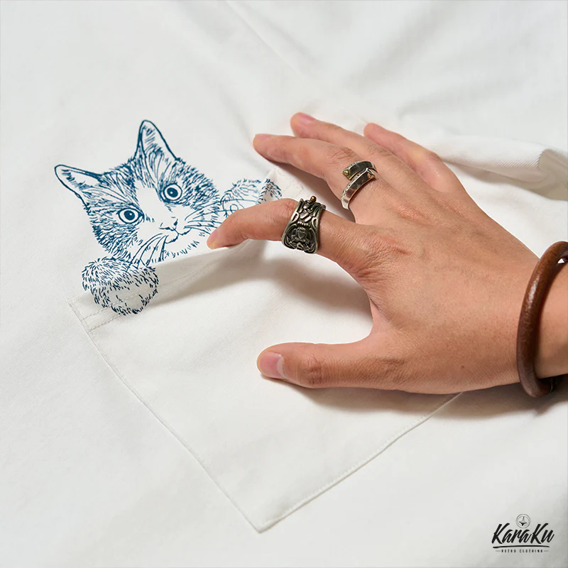 「KaraKux365CAT.ART」ポケットから覗く猫 浮世絵柄コットンTee - Image 10