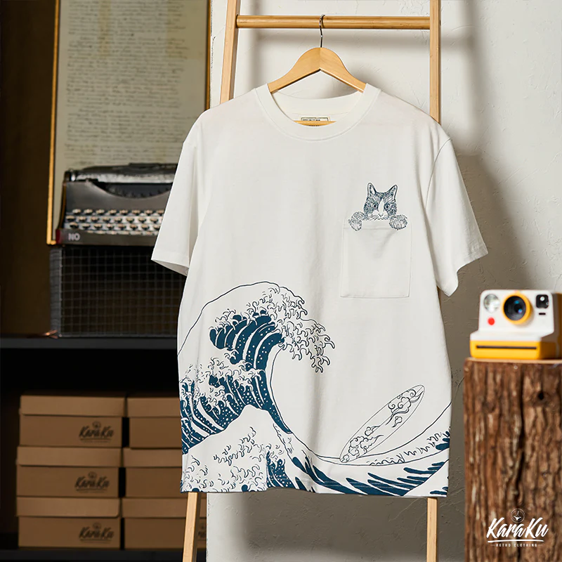 「KaraKux365CAT.ART」ポケットから覗く猫 浮世絵柄コットンTee - Image 3
