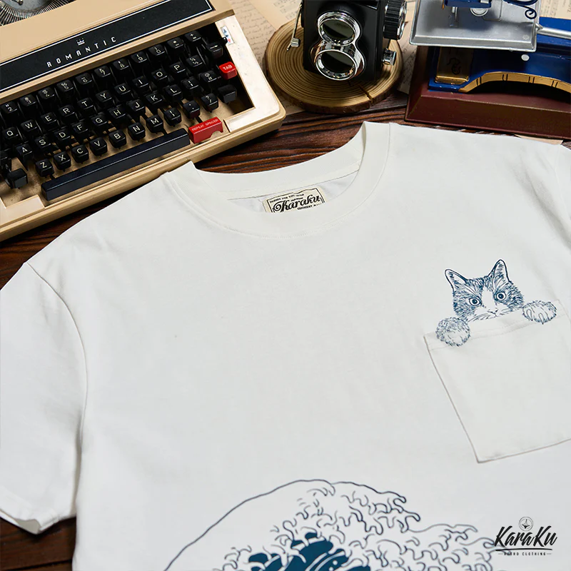 「KaraKux365CAT.ART」ポケットから覗く猫 浮世絵柄コットンTee - Image 5