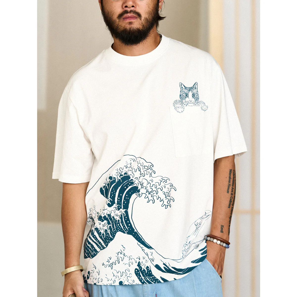 「KaraKux365CAT.ART」ポケットから覗く猫 浮世絵柄コットンTee - Image 7