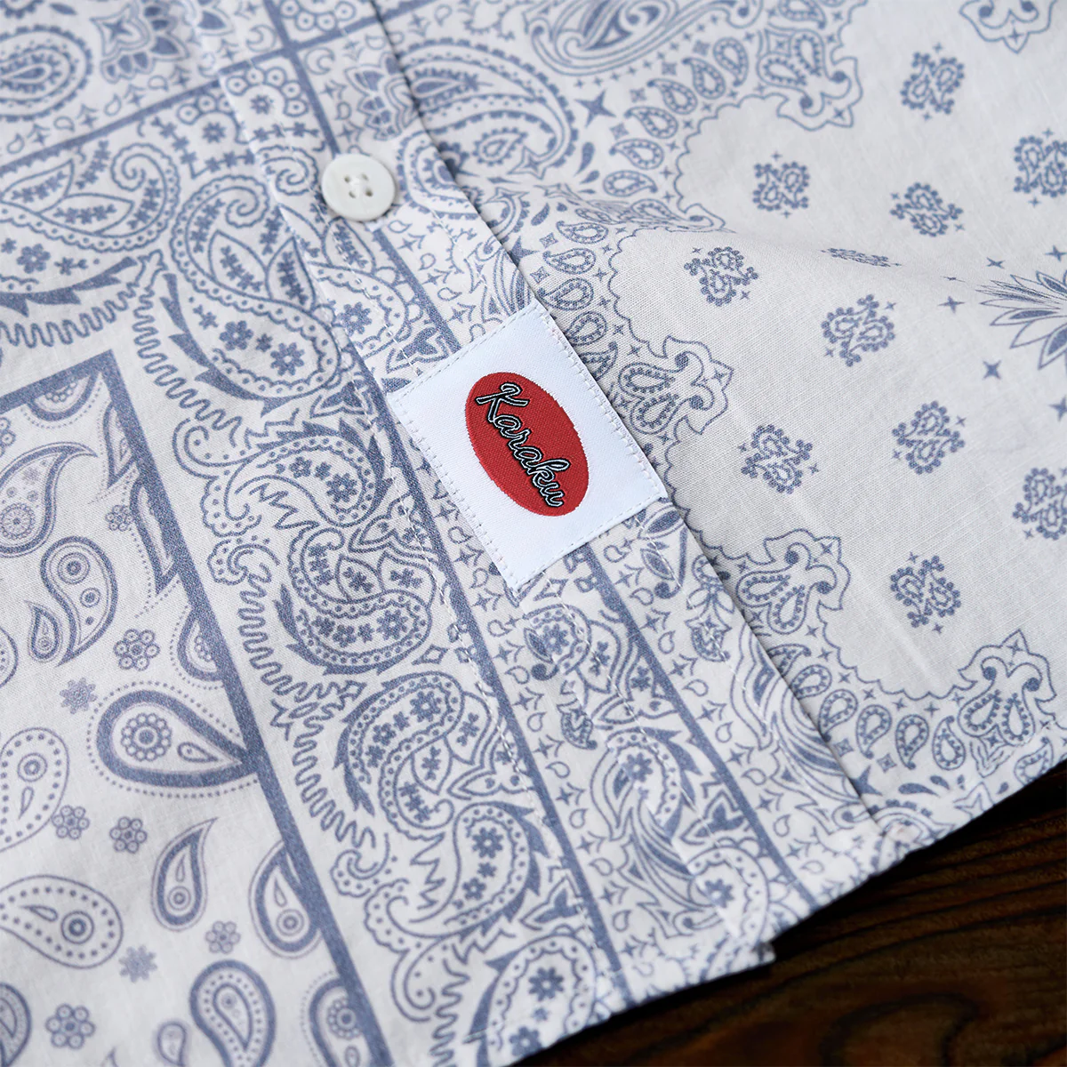 「Karaku」刺繍入り　赤ヒモ付きペイズリーバンダナ柄半袖シャツ - Image 12