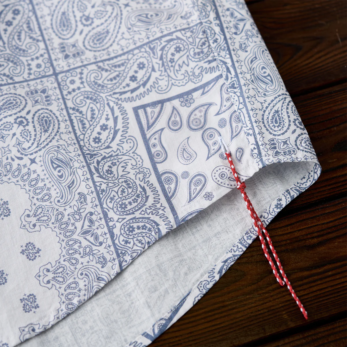 「Karaku」刺繍入り　赤ヒモ付きペイズリーバンダナ柄半袖シャツ - Image 13