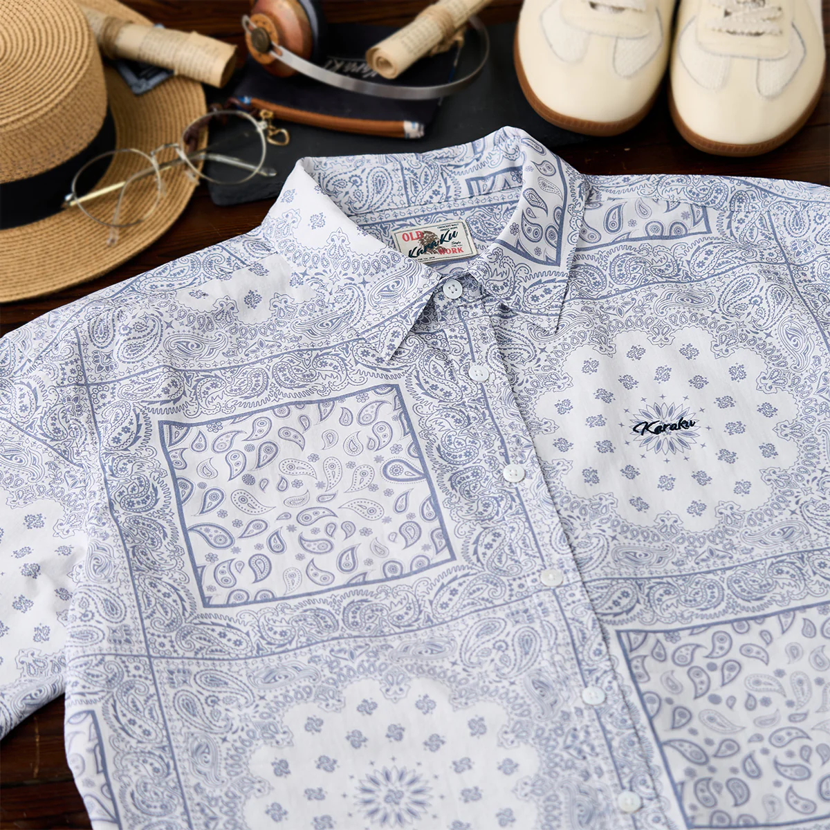 「Karaku」刺繍入り　赤ヒモ付きペイズリーバンダナ柄半袖シャツ - Image 4