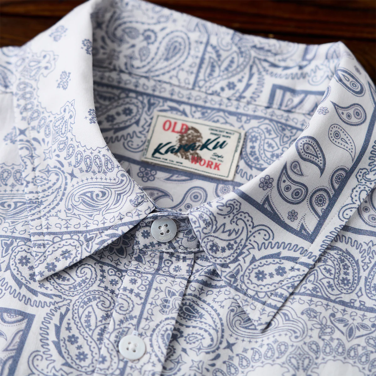 「Karaku」刺繍入り　赤ヒモ付きペイズリーバンダナ柄半袖シャツ - Image 8
