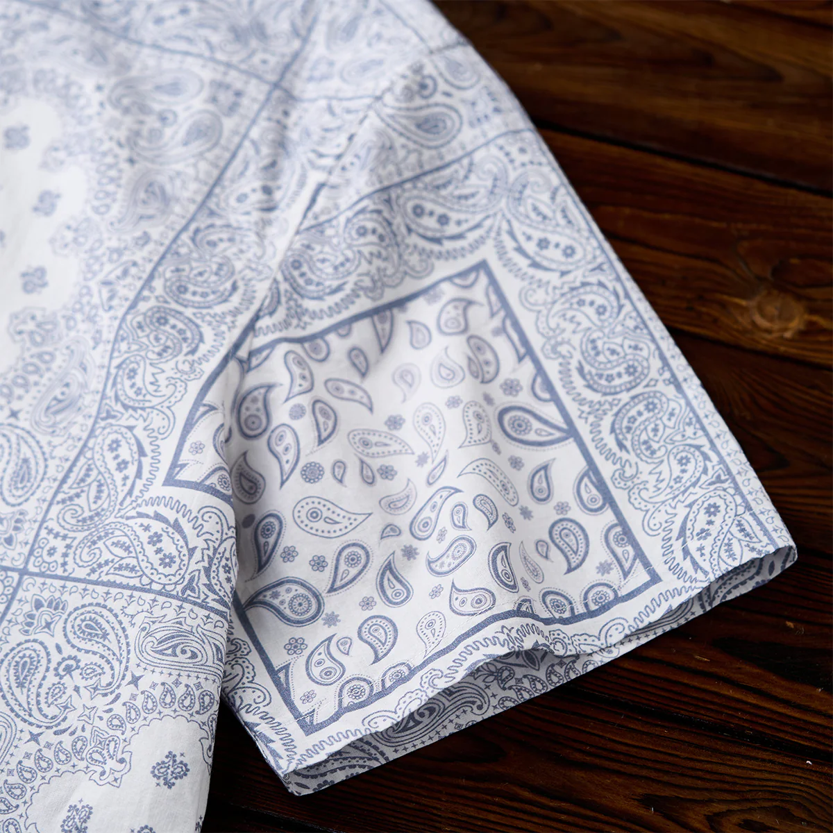 「Karaku」刺繍入り　赤ヒモ付きペイズリーバンダナ柄半袖シャツ - Image 9