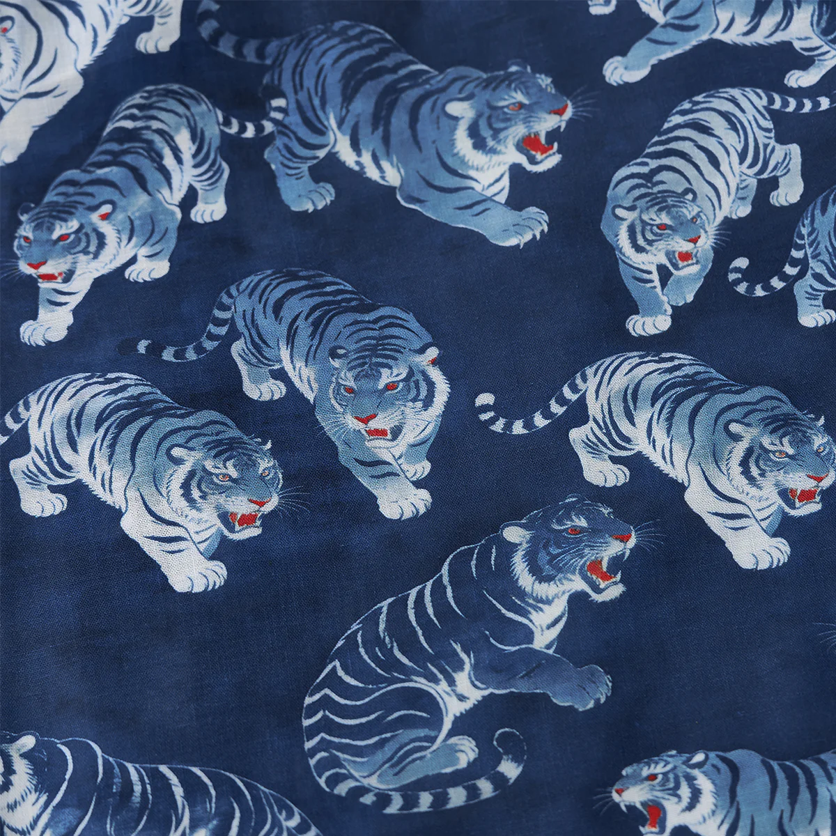 「百虎の喧嘩」浮世絵風総柄 藍染め風アロハシャツ - Image 14
